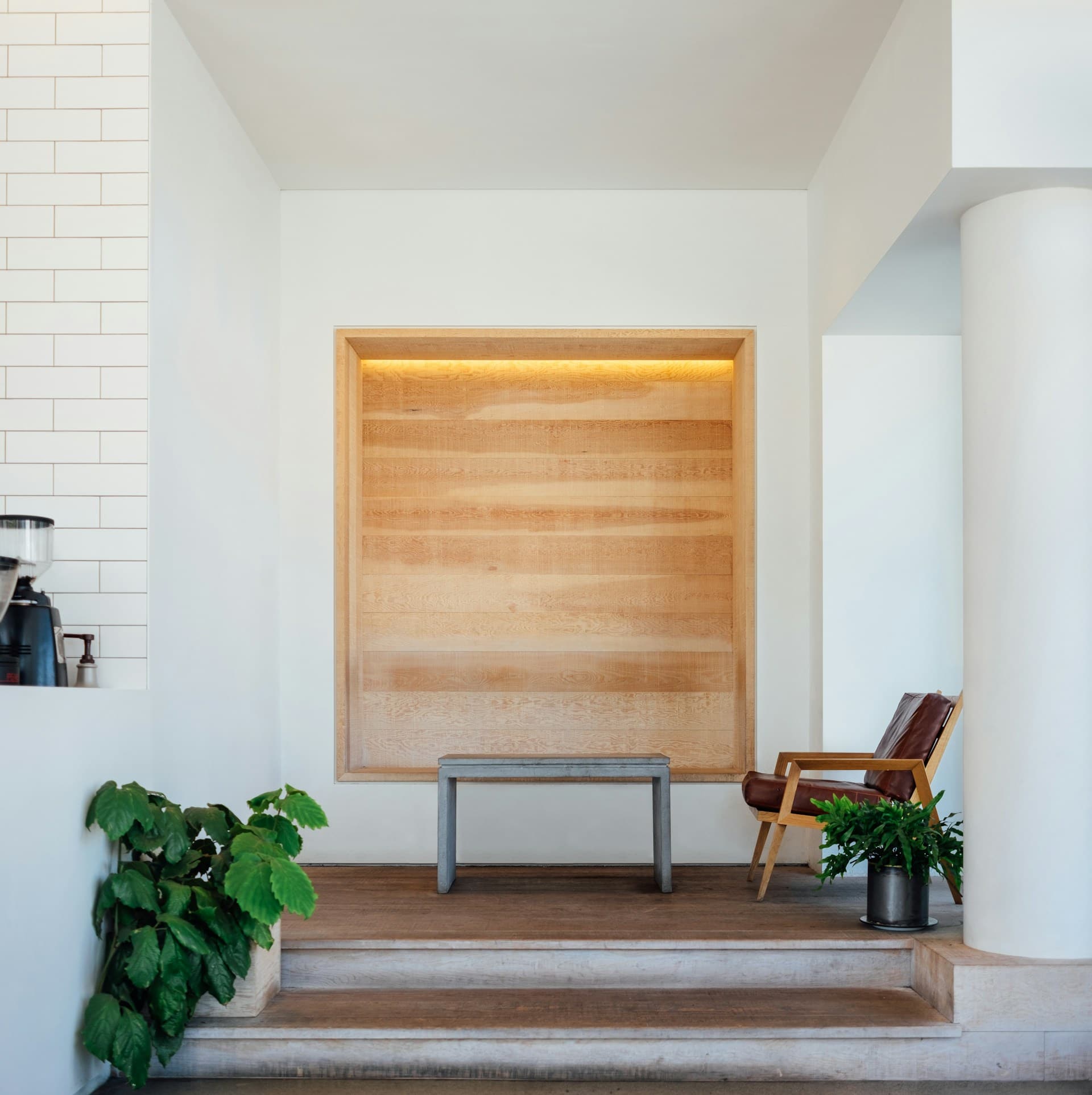 Mueble de piso a techo enrasado con el muro