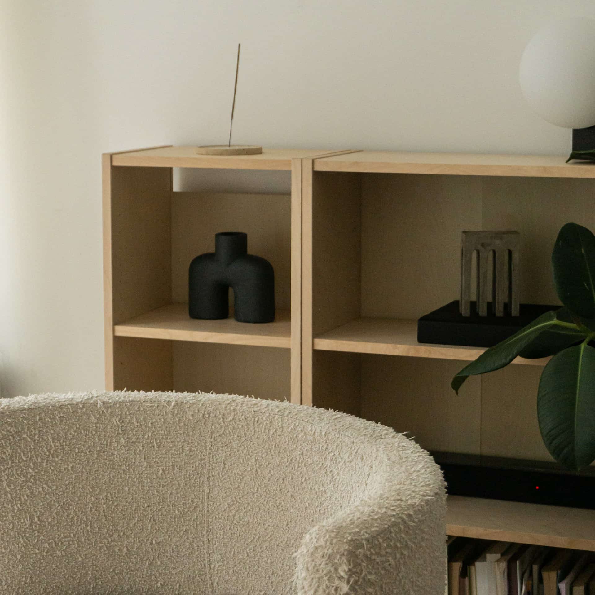 Interior minimalista con maderas claras y textiles de trama visible