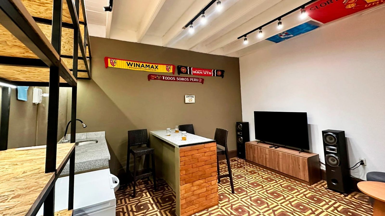 Salón de bar con distribución de mesas y circulación despejada